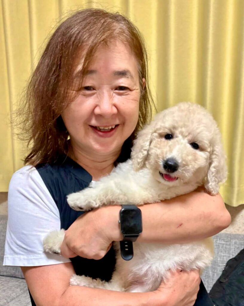 子犬販売で後悔しないためのチェックポイント｜子犬を抱っこして確認する様子